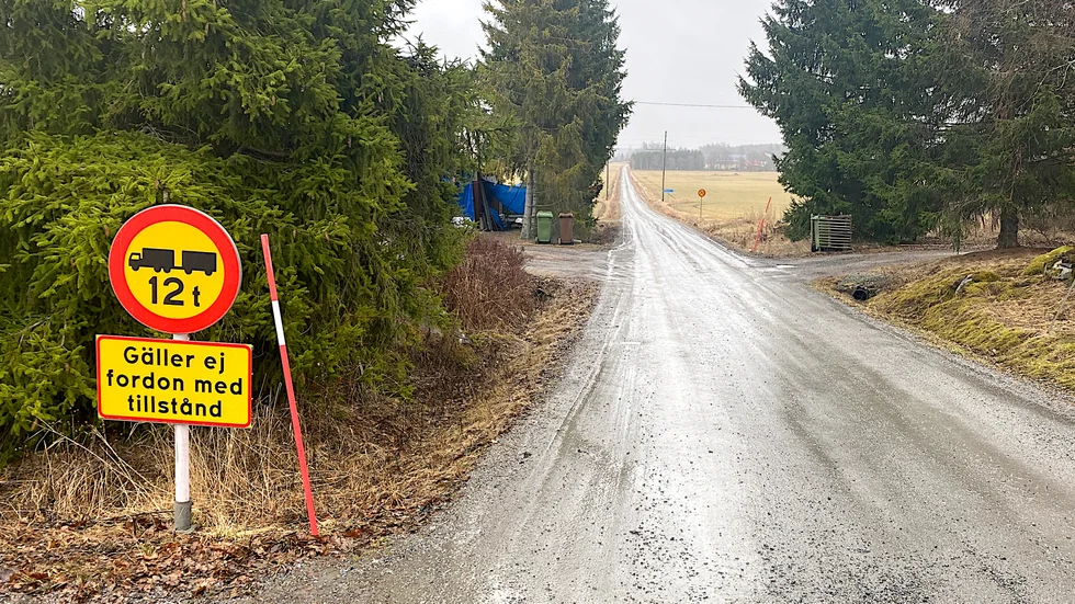 Nu sätts bärigheten ned till max 12 ton på flera av de mindre grusvägarna kring Enköping då tjälskadorna ökar. Men problemen är inte värre i år än de brukar vara uppger Svevia.