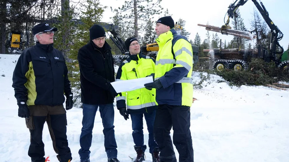 En tid med förhoppningar. Härje Fors, Billerud skog, Stefan Savonen, Plattsform Svappavaara, Johny Lantto och Niclas Dahlström, båda Northland Resources, tittar på planeringen över hur området kommer att se ut. Det var i mars 2012.