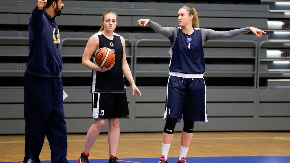 KORVSTOPPNING. Emily Correal hade mycket att fundera på under sin första riktiga träning med laget.