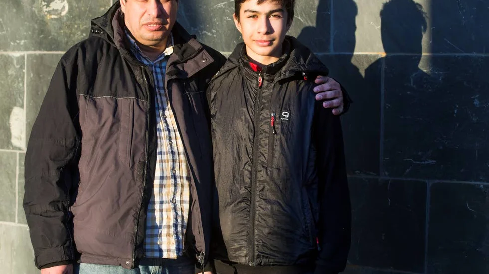 Utställning. Ayman Khalil Namla, 44 och hans son Kareem, 16 är två av flyktingarna som deltagit i utställningen Norrbotten NU.