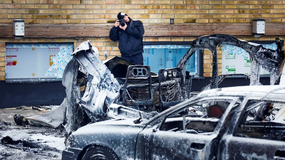 Polistekniker undersöker den exploderade bilen.