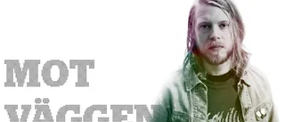 Kristofer Åström mot väggen