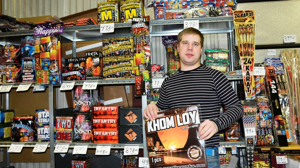 SMÄLLFRITT. Samuel Mukkavaara håller upp rislampan som är ett smällfritt alternativ till dem som tycker att raketer för med sig oljud.