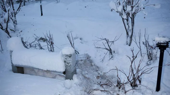 BUSKÖRNING. Några roar sig med att köra skoter runt omkring bland gravarna på Poikkijärvi kyrkogård.