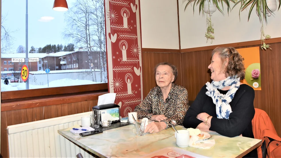 Under de 26 åren Vera Rönnbäck, 94 år och Anna Bengtsdotter, 66, år känt varandra har relationen kommit att betyda mycket för dem båda. "Nu pratar vi med varandra varje dag", säger Anna Bengtsdotter. 