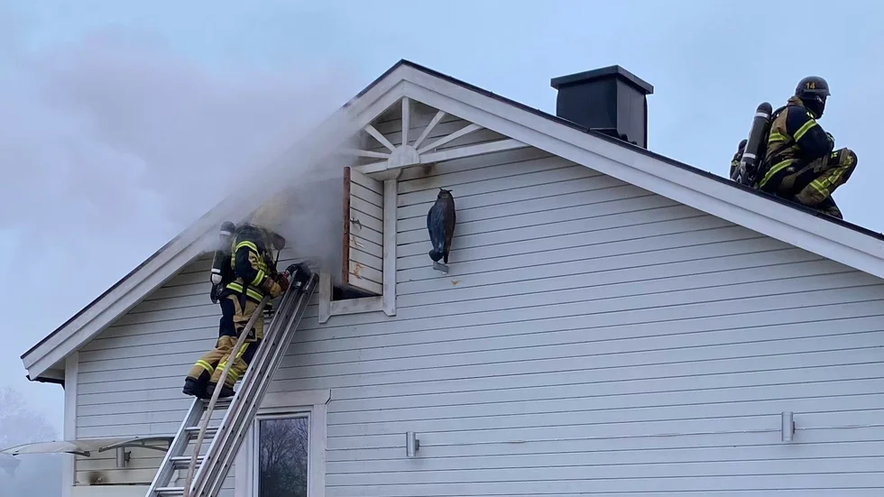 Rökdykare från räddningstjänsten tog sig in i villan i Rejmyre. Polisens utredning pågår och nu har brottsplatsundersökningen genomförts.