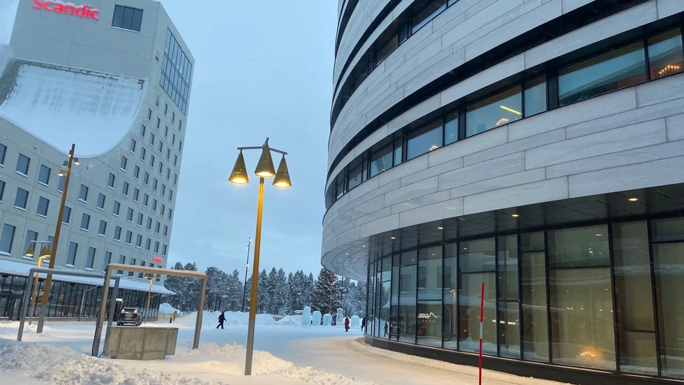 Stadshuset är en arbetsplats för nära 200 medarbetare vid Kiruna kommun. När centrumtorget stängs av töms stadshuset samtidigt. 