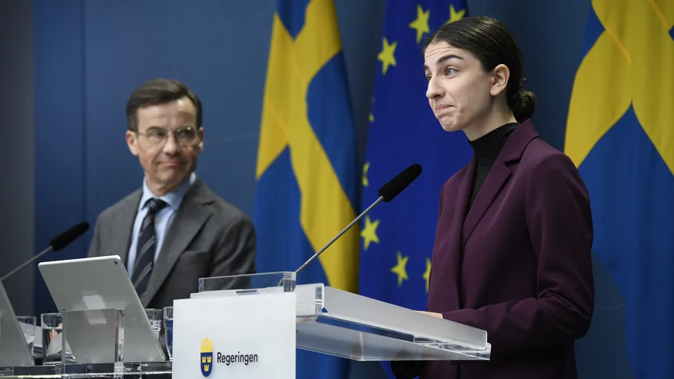 Den havererade klimatpolitiken och de övergivna klimatmålen är ett svek mot Sveriges tidigare arbete på området, skriver Rickard Nordin och Stina Larsson (båda C). På bild: Statsminister Ulf Kristersson (M) och klimat- och miljöminister Romina Pourmokhtari (L).