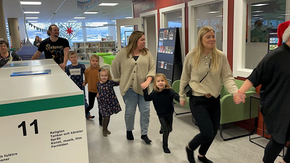 Långdans mellan bokhyllorna. Barn och vuxna dansade ut julen tillsammans på Motala bibliotek.
