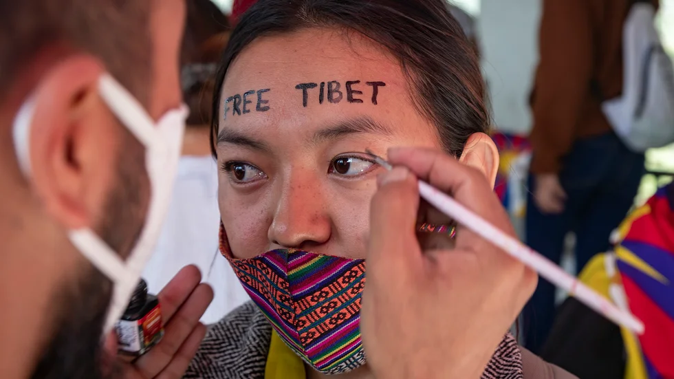 "Tibet är nu helt och hållet avstängt från resten av världen och det är ett levande helvete".