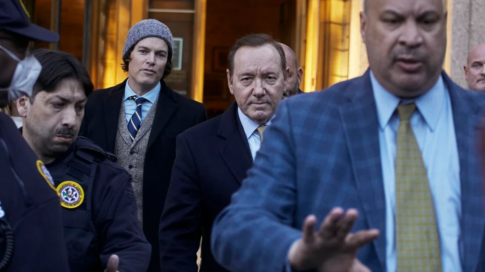 Skådespelaren Kevin Spacey lämnar en rättegångssal i oktober 2022.