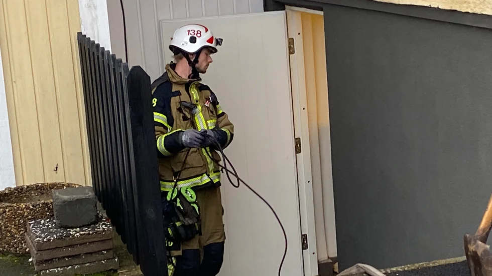 Räddningstjänst på plats i den drabbade villan.