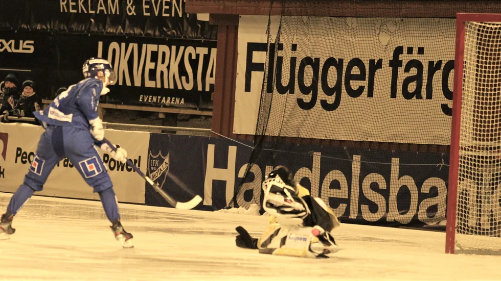 IFK Motalas Melker Westman har chans och Saiks Joel othén räddar.