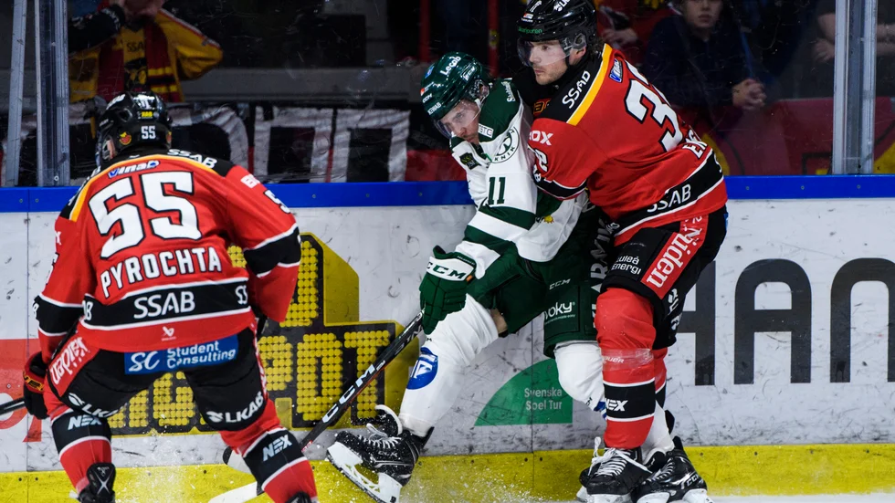 230112 Färjestads Joakim Nygård och Luleås Oscar Engsund under ishockeymatchen i SHL mellan Luleå och Färjestad den 12 januari 2023 i Luleå. 
Foto: Simon Eliasson / BILDBYRÅN / COP 159 / SE0139