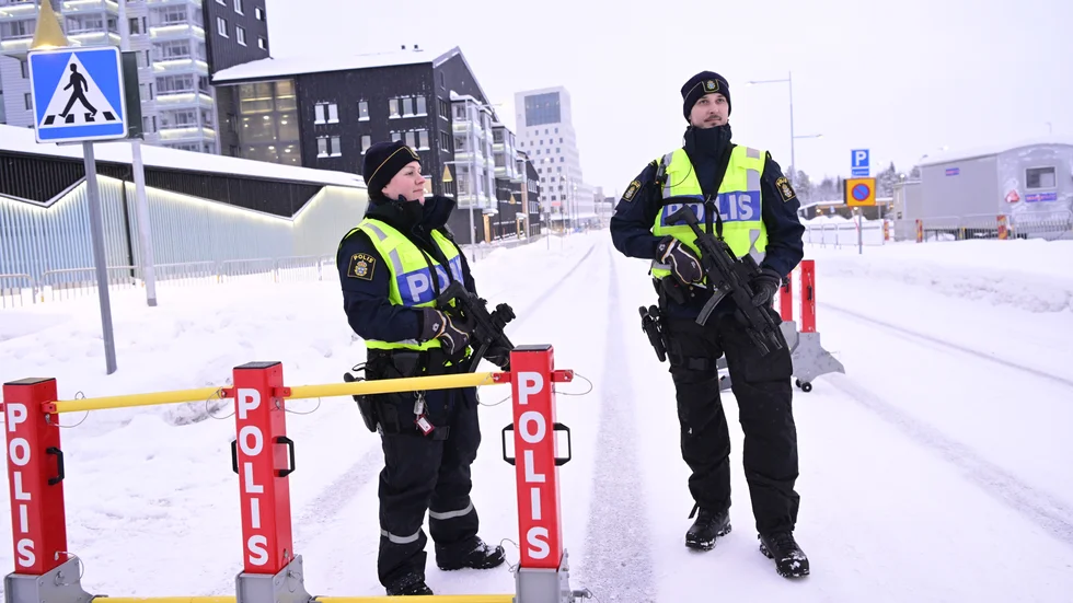 Sveriges EU-ordförandeskap invigs under Europeiska kommissionens besök i Kiruna. Det är oklart om just dessa poliser, vid en avspärrning utanför hotell Scandic Kiruna, är utrustade med myndighetens vinterbyxor.