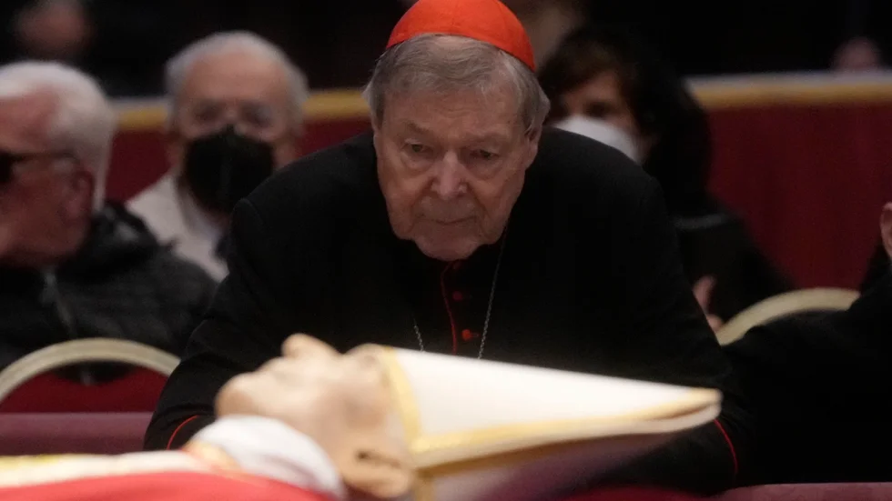 Kardinal George Pell vid påve Benedictus kropp när den låg på lit de parade i Peterskyrkan den 3 januari i år. George Pell avled på tisdagen, 81 år gammal.
