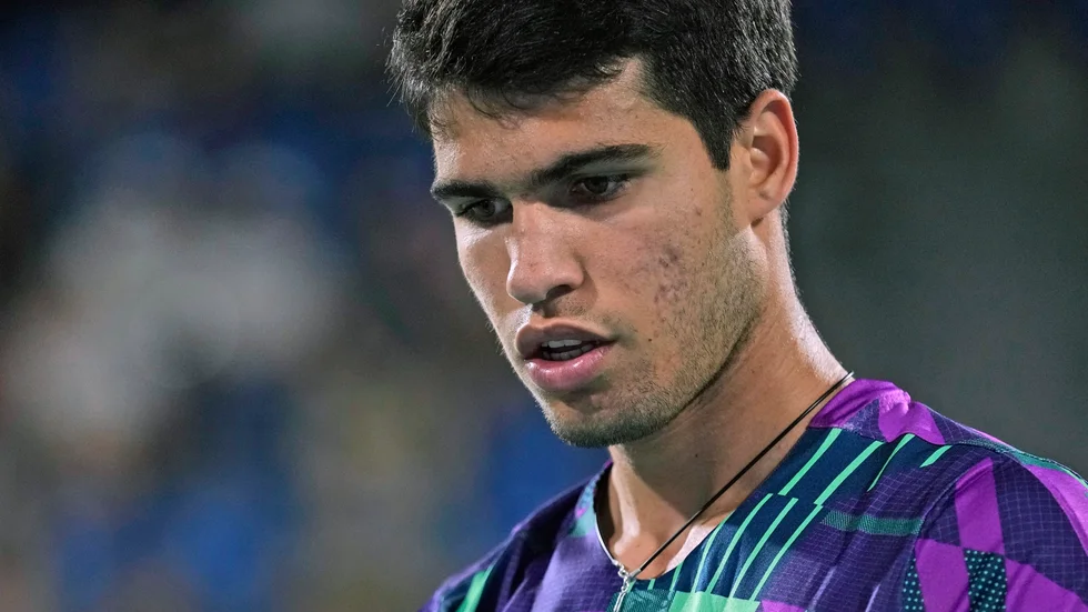 Världsettan Carlos Alcaraz missar Australian Open efter att ha skadat sig på träning. Arkivbild.