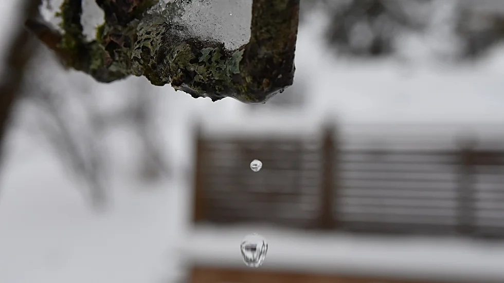 Snösmältningen, där det fortfarande ligger mycket snö, kommer att ta fart på tisdagen och då går det fort, enligt SMHI:s meteorolog.