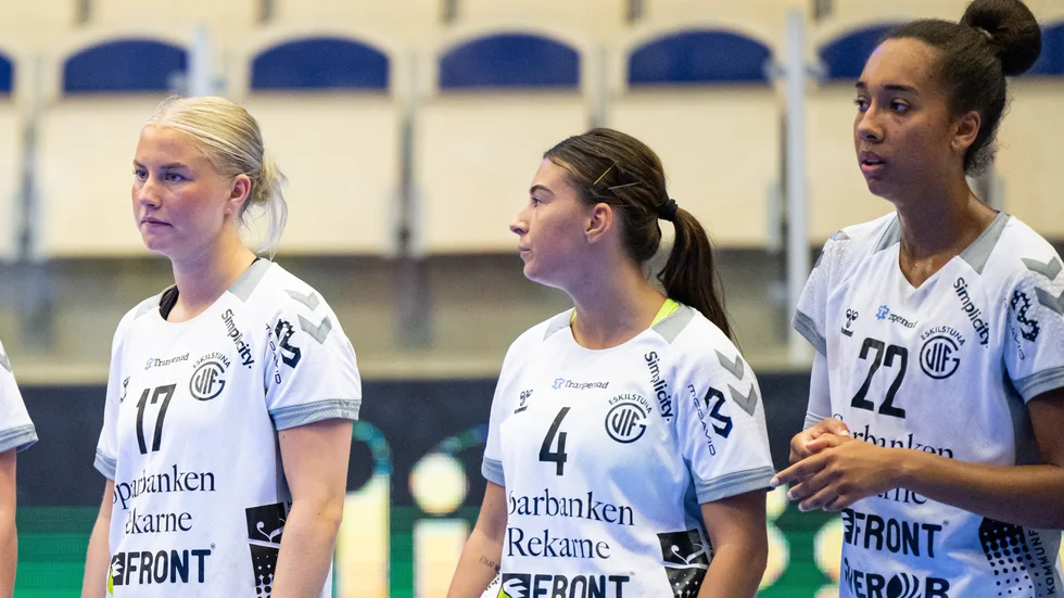 Guifs Tindra Älgekrans, Kinga Kozdra och Flavia Johansson deppar efter förlusten mot Ystads IF.