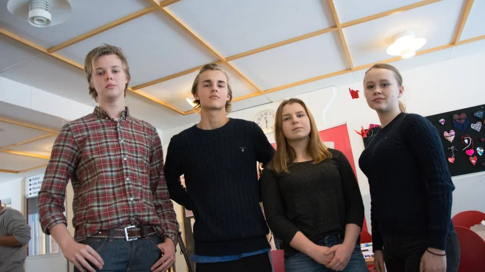 MOT HEDERSVÅLD. Högstadieeleverna Arvid Furman, Benjamin Öhrvall, Julia Kinell och Saga Midfjäll har alla deltagit i kärleksveckan på Björkskataskolan. ”Det är viktigt att folk blir informerade om sådant här som rör hedersrelaterat våld” säger Arvid Furman.