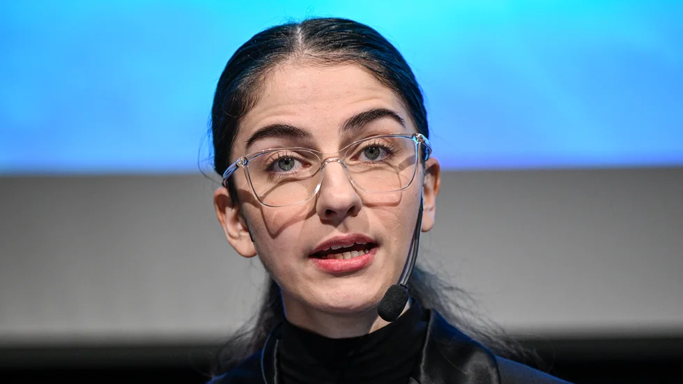Klimat- och miljöminister Romina Pourmokhtari (L) håller med om att regeringen måste göra mer för att minska utsläppen.