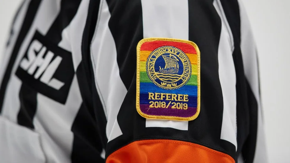 Domarna har i år satt regnbågsbindeln som emblem samtidigt som man är hårdare mot osportsligt uppträdande.