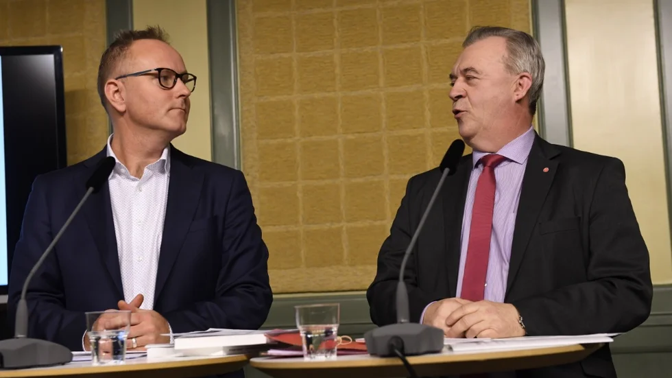 STOCKHOLM 2017-01-04
På onsdagen överlämnande den parlamentariska landsbygdskommitténs ordförande Johan Persson (t.v.) utredningens slutbetänkande till landsbygdsminister Sven-Erik Bucht (t.h.). 
Foto Jonas Ekströmer / TT kod 10030