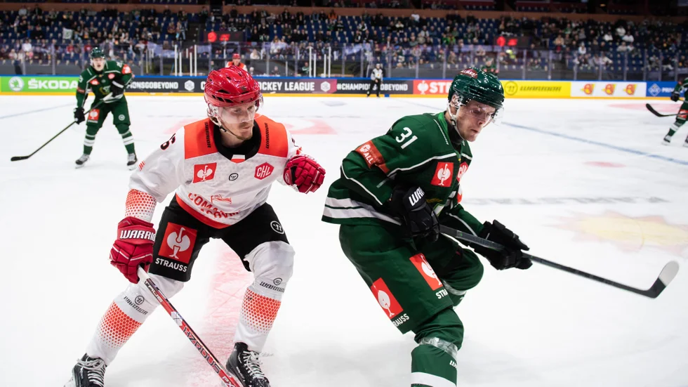 Carl Jakobsson (till höger) valde att bryta med Färjestad och flytta till finska Kärpät.