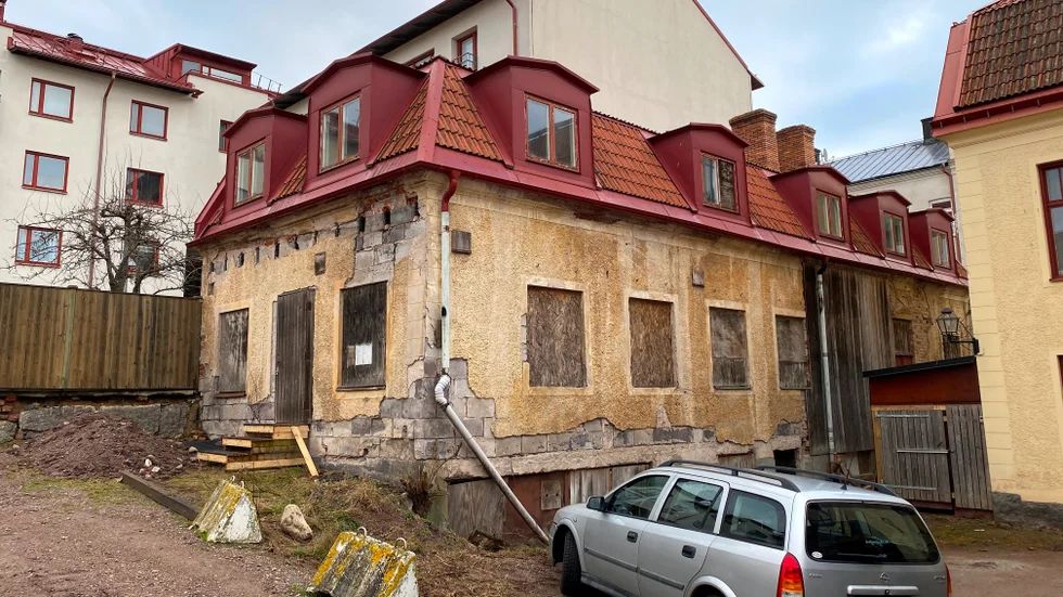 George Gombas har varit sugen på att renovera det gamla gårdshuset i över ett decenium. 2021 köpte han Motala Prinsen 1, och blev då ägare till detta och det gamla bankhuset bredvid.