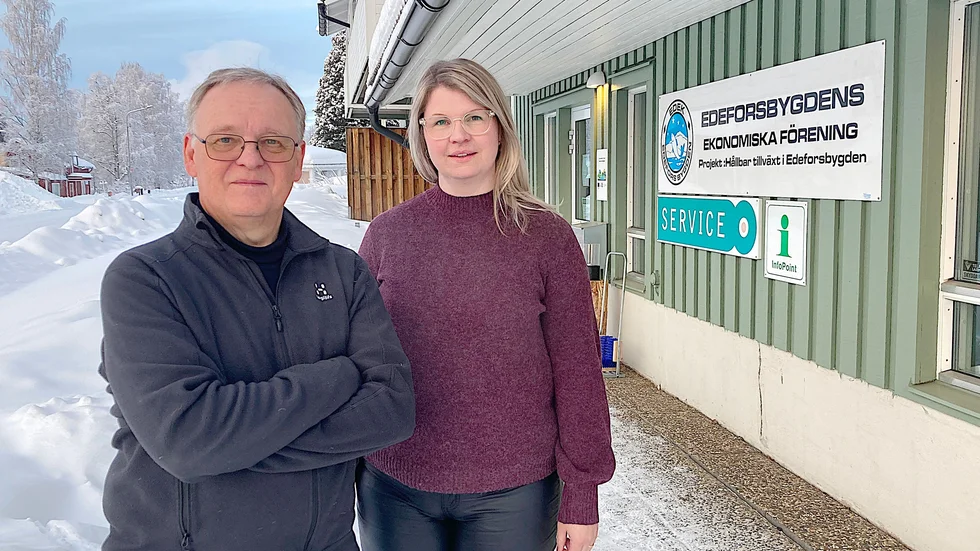 Anställda Matilda Lundström och Sven-Eric Ersson, ordförande i EDEK, utanför Servicepunktens gröna hus i Harads. " Vi får många besök från folk som vill ha hjälp med alla möjliga frågor."