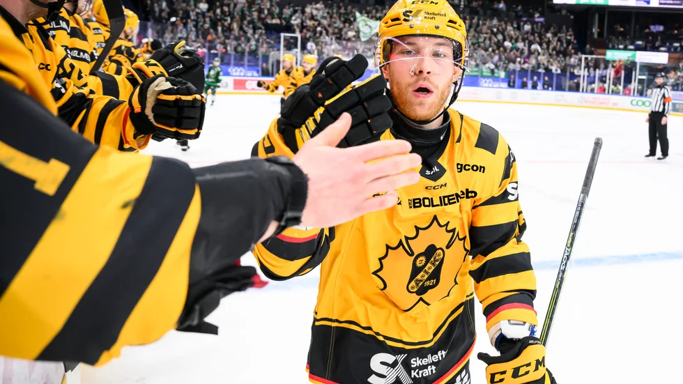 Skellefteås Filip Sandberg firar sitt 2–1-mål mot Färjestad.