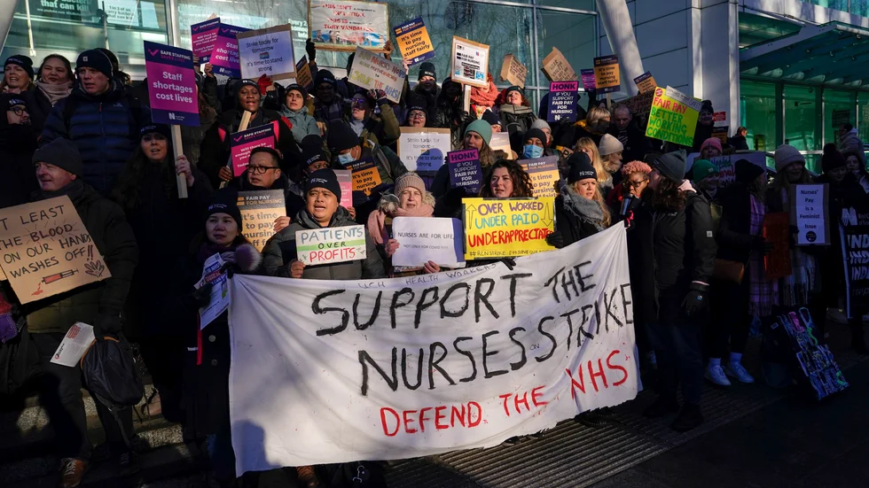 Sjuksköterskor strejkar utanför University College Hospital i London på onsdagen.