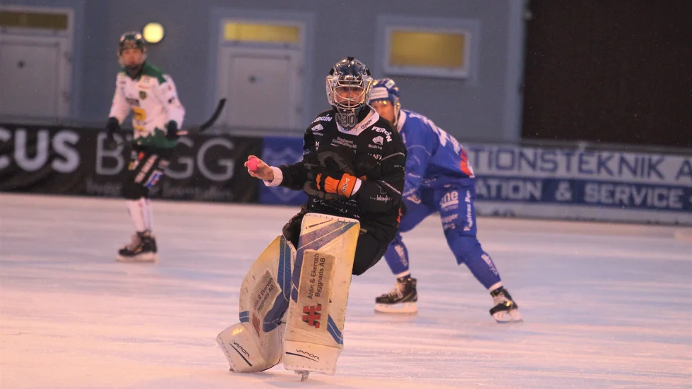 IFK Motalas målvakt Jussi Aaltonen gjorde räddningar mot Frillesås när bortalaget lyfte in bollar i straffområdet. Aaltonen var bäst i IFK och blickar nu mot VM i vår.