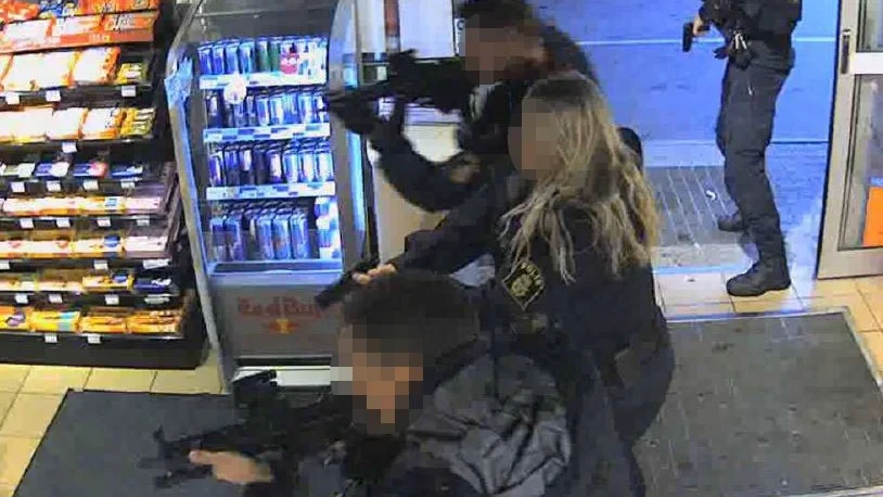 Bilden är hämtad från det ögonblick då dramat på Circle K avslutas den där septembermorgonen.