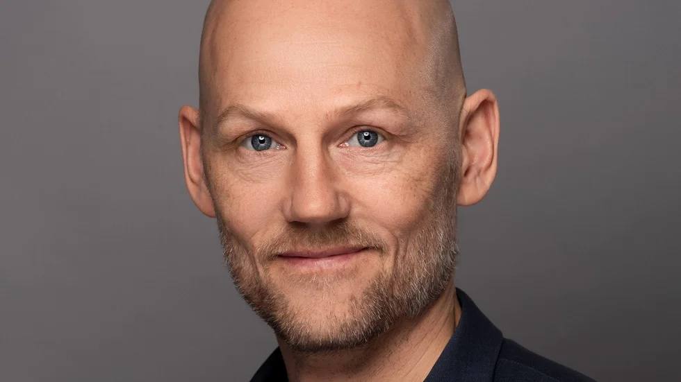 Jörgen Huitfeldt är chefredaktör på Kvartal; den pigga public servicelutande tidskriften som nu ömsar skinn och blir en journalistägd tidning med prenumeranter istället för gåvogivare som finansiärer. 
