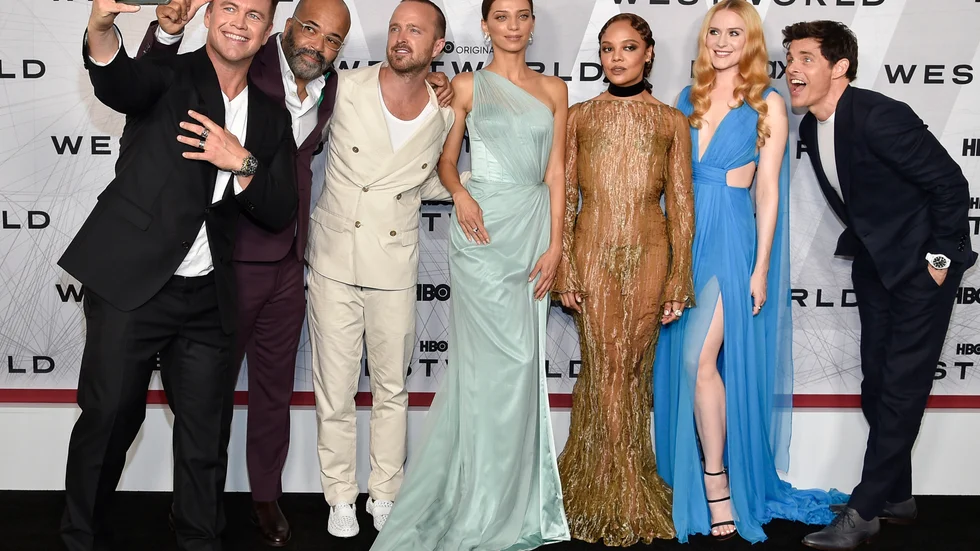 Från vänster: Luke Hemsworth, Jeffrey Wright, Aaron Paul, Angela Sarafyan, Tessa Thompson, Evan Rachel Wood och James Marsden vid premiären av "Westworlds" fjärde säsong i New York i somras.