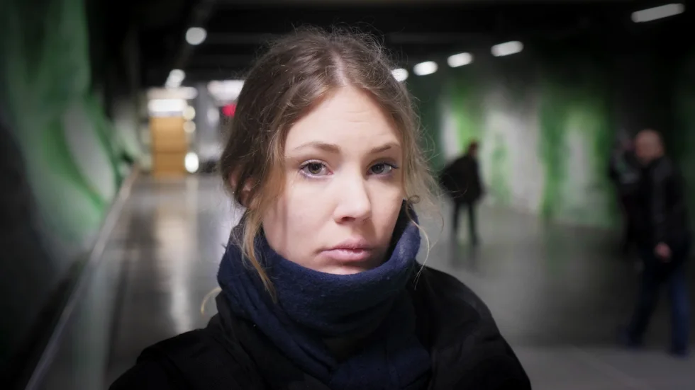 Sanne stängdes av från psykiatrin för att hon tog droger. Hon är fortfarande i missbruk.