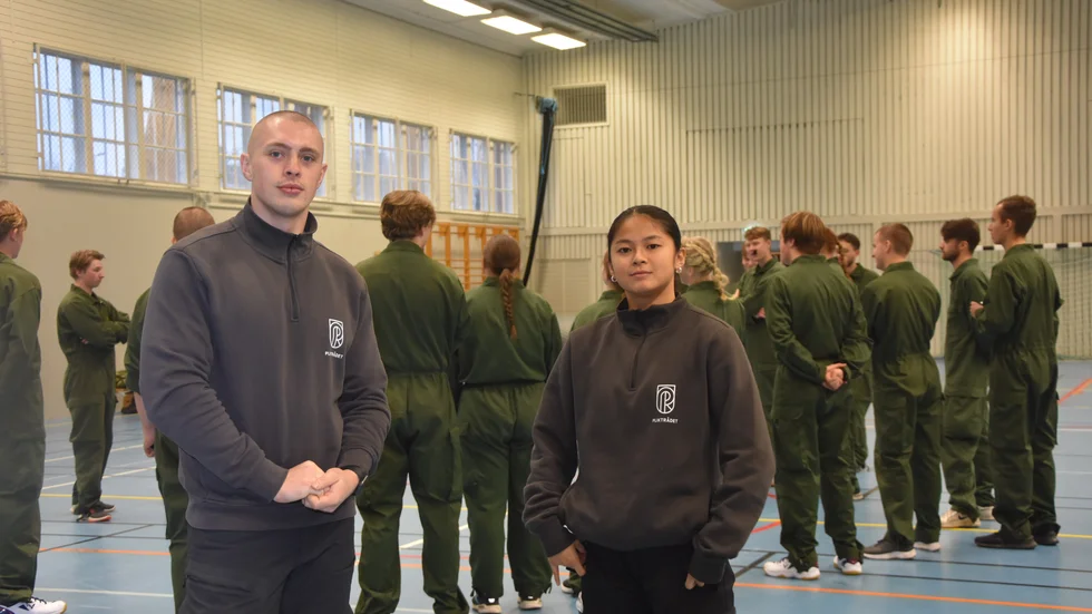 Hampus Gillström påpekar, att det inte enbart handlar om kvinnor och män, utan också är en fråga om kroppskonstitution. "Jag och Hampus bär samma utrustning, men vi har helt olika fysiska förutsättningar att klara utbildning och det sätter sina spår", säger Hoa Sjöholm.