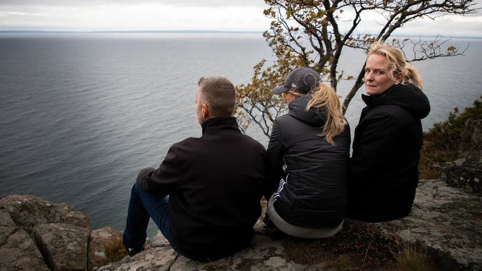 När William kom till sjukhus med svåra skador efter ett självmordsförsök i februari skickades han hem utan psykiatrisk vård. På bilden sitter hans pappa Claes, storasyster Jenny och mamma Anneli vid klippan där William avslutade sitt liv i augusti. De är kritiska till vårdens hantering av William.
