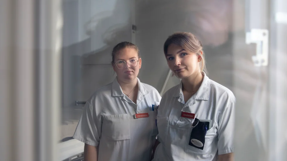 I januari ska Thea Täckholm och Oliva Järnede återigen skriva den omdiskuterade tentamen. Vid godkänt resultat får de fortsätta sina studier.