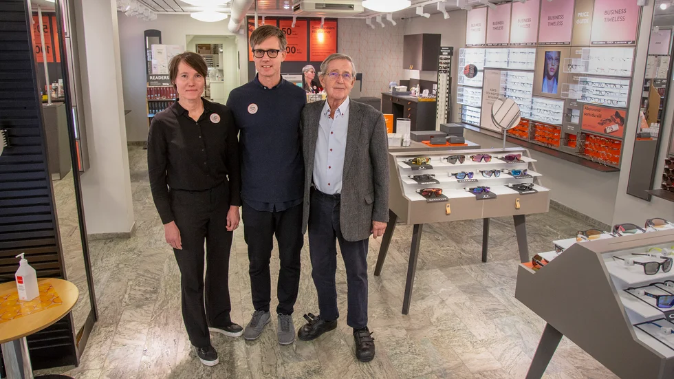 Erika och Magnus Boström driver butiken i dag, som fjärde generationen i rakt nedstigande led. Gunnar Boström berättar att han gick med i Synsamkedjan på 80-talet men att butiken ändå är fristående. "Det är ett beslut jag aldrig ångrat", säger han.