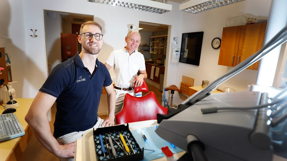 Förra våren lämnade tandläkare Jerker Sundkvist över sin klinik till kollegan Gustav Henriksson. Idag fungerar Jerker som konsult i verksamheten ett par dagar i veckan. 