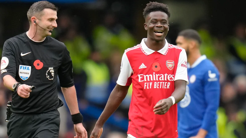 Bukayo Sakas hörna förlängdes in i mål av mittbacken Gabriel. Det gav Arsenal segern i derbyt mot Chelsea på Stamford Bridge.