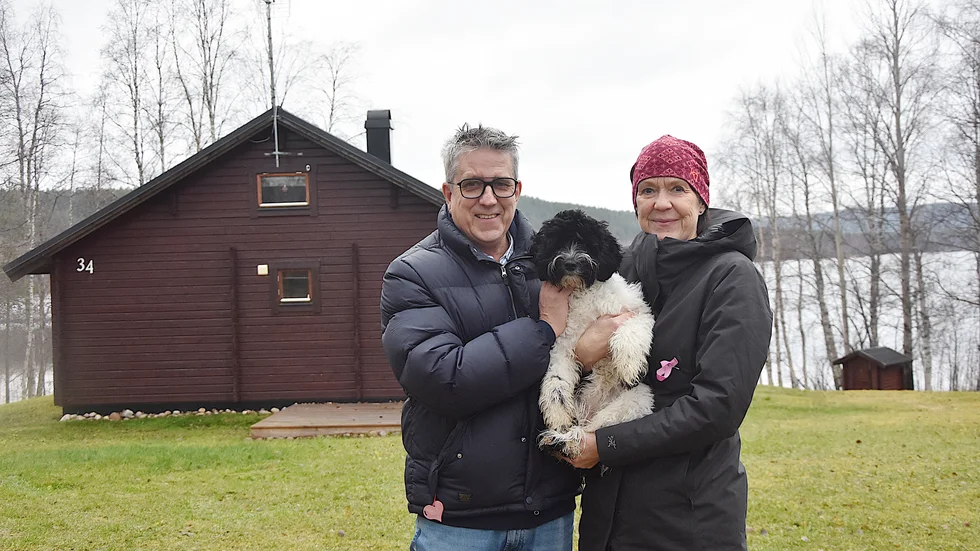 Johan Öqvist och Anki Sjöqvist  med valpen Greta i Kusträsk.
Hon konstaterar, att Försvarsmakten fått dubbelt så många övningsdygn och tillfällen när de har möjlighet att öva på skjutfältet intill. "Det i sin tur innebar dubbelt så mycket trafik. Det påverkar oss som har stugor här och vägen. Det finns bara en väg dit och därifrån."