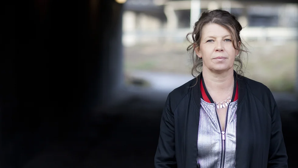 Lina Ekdahl kommer till Vårdklockans kyrka för att läsa sina dikter. Hon är aktuell med nya diktsamlingen "Du är inte full du är fylld", men även uppmärksammad med sin gamla dikt "Konflikten är löst".