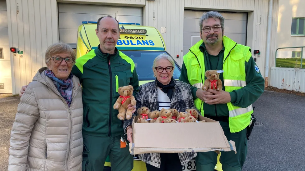 Rebeckalogen i Kalix tycker att barn som måste åka ambulans ska få en nalle som tröst. Här överlämnar Britta Engström och Anna-Lena Norgren en hel kartong till Joakim Wallgren och Krister Rask för vidare befordran till olycksdrabbade småttingar.