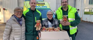 Rebeckorna gav nallar till tröst