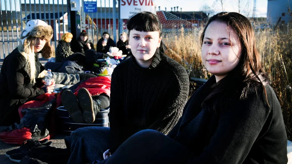 VÄNTAN. Ebba Westerberg och Sofia Enlund har kommit till Kiruna från Södertälje för att se Kent. Tillsammans med femtontalet personer väntade de utanför grindarna redan tidigt på dagen.