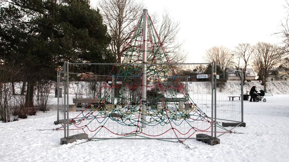 Ett kravallstaket har stängslat in klätterpyrmaiden vid Tallundens lekplats i södra Visby.