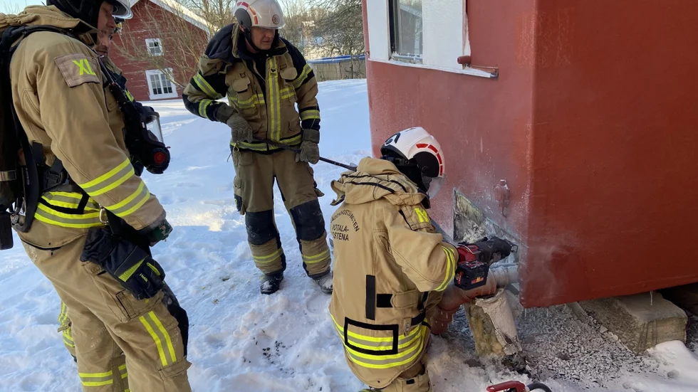 Räddningstjänsten larmades ut efter larm om brand i byggnad under tisdagen.